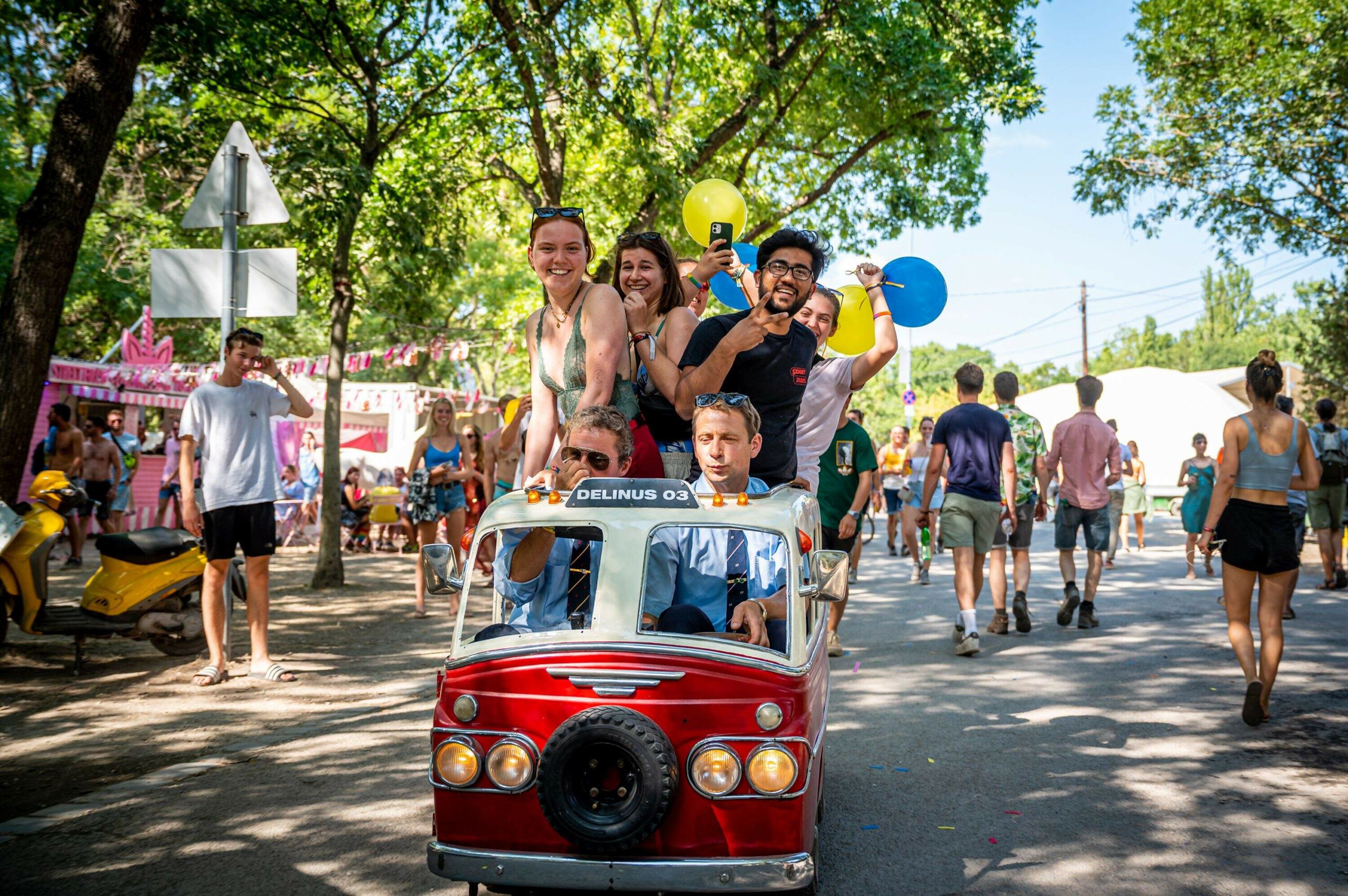 Helyi buszjárat / Local bus shuttle to Sziget